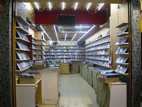 Hong Kong Customs yesterday (November 28) conducted an operation against shops selling pirated optical discs (PODs) and hawker stalls selling counterfeit products. A total of about 30 000 suspected PODs, 22 000 suspected obscene optical discs and 500 pairs of suspected counterfeit sunglasses with an estimated market value of about $1.23 million was seized. Photo shows a shop selling suspected PODs and suspected obscene optical discs.