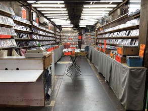 Hong Kong Customs yesterday (November 28) conducted an operation against shops selling pirated optical discs (PODs) and hawker stalls selling counterfeit products. A total of about 30 000 suspected PODs, 22 000 suspected obscene optical discs and 500 pairs of suspected counterfeit sunglasses with an estimated market value of about $1.23 million was seized. Photo shows a shop selling suspected PODs and suspected obscene optical discs.