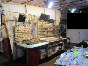 Hong Kong Customs yesterday (November 28) conducted an operation against shops selling pirated optical discs (PODs) and hawker stalls selling counterfeit products. A total of about 30 000 suspected PODs, 22 000 suspected obscene optical discs and 500 pairs of suspected counterfeit sunglasses with an estimated market value of about $1.23 million was seized. Photo shows a hawker stall selling suspected counterfeit sunglasses.