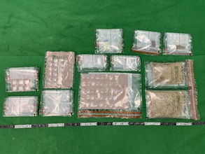 香港海關九月十六日及今日（九月二十八日）分別在香港國際機場、觀塘及油塘檢獲一批共約一點一公斤懷疑毒品，估計市值約四十萬元。