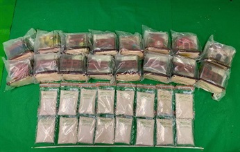 香港海關八月二十五日在香港國際機場檢獲約八公斤懷疑可卡因，估計市值約九百三十萬元。圖示檢獲的懷疑可卡因和用作收藏毒品的工藝品。