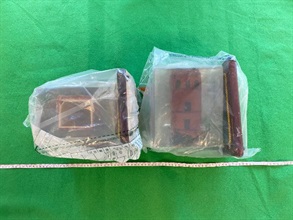 香港海關八月二十五日在香港國際機場檢獲約八公斤懷疑可卡因，估計市值約九百三十萬元。圖示案中用作收藏懷疑可卡因的工藝品。