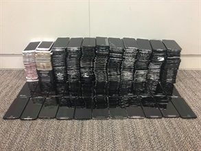 Hong Kong Customs yesterday (December 4) seized 290 suspected smuggled smartphones with an estimated market value of about $2 million at Shenzhen Bay Control Point.