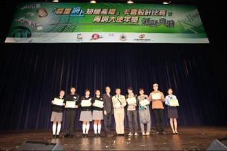 知识产权署副署长张锦辉（左五）与卡套设计比赛知识产权团体组别九名得奖者合照。