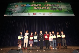 海关助理关长（情报及调查）谭耀强（左五）与卡套设计比赛学生组别九名得奖者合照。