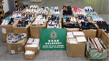 香港海關昨日（十月二日）在青衣檢獲約五千七百件懷疑冒牌貨物，當中包括球鞋、電話配件及服飾，估計市值約八十萬元。