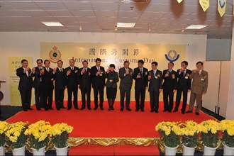 Commissioner of Customs and Excise, Mr Richard Yuen (seventh left) and Secretary for Commerce and Economic Development, Mrs Rita Lau (eighth left), propose a toast at the International Customs Day reception today (January 26). Joining them are (from fifth left) Deputy Director-General of the Guangdong Sub-Customs Administration, Mr Zhang Xianghai; Member of the Executive Council, Mr Anthony Cheung; Secretary for Security, Mr Ambrose Lee; Director-General of Macao Customs Service, Mr Choi Lai Hang, and the directorate of Hong Kong Customs.