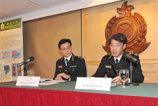 The Commissioner of Customs and Excise, Mr Richard Yuen (right), reviewed the work of the Customs and Excise Department in 2009 at a press conference today (February 4). Also attending the press conference was the Deputy Commissioner of Customs and Excise, Mr Luke Au Yeung.