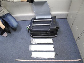 在行李暗格内搜出三块可卡因毒品共重约 1.8公斤。