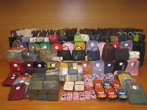 Hong Kong Customs yesterday (October 16) conducted a special operation against the sale of infringing goods at a fixed-pitch hawker stall in Mong Kok. About 1 800 items of suspected infringing goods including handbags, wallets, pencil cases, key holders and rucksacks, with an estimated market value of about $840,000, were seized.