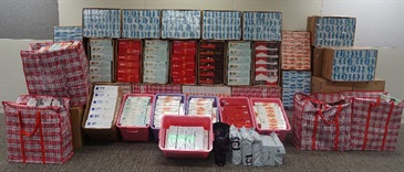 Hong Kong Customs yesterday (October 22) and today (October 23) seized a total of about 1 million suspected illicit cigarettes with an estimated market value of about $2.8 million and a duty potential of about $1.9 million in Aberdeen and Man Kam To Control point respectively. Photo shows the suspected illicit cigarettes seized in Aberdeen.