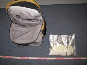 海關於背囊夾層內搜出共重1.3公斤海洛英毒品。