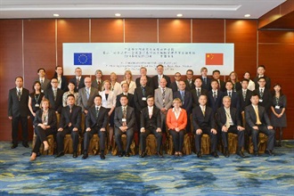 The 24th Working Group Meeting of the EU-China Smart and Secure Trade Lanes Pilot Project was successfully held from October 27 to 30 in Hong Kong. The Assistant Commissioner of Hong Kong Customs, Mr David Fong (front row, fifth left), officiated at the opening of the meeting. The Deputy Director-General of the Department of Customs Control and Inspection of China Customs, Mr Li Wei (front row, fourth left) and the Head of Security Sector of the Directorate-General for Taxation and Customs Union of the European Commission, Ms Suzanne Stauffer (front row, sixth left), led respective delegations to attend the meeting.