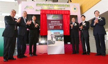 The Road Cargo System (ROCARS) was officially launched today (May 17) and started an 18-month transitional period before its mandatory implementation. Commissioner of Customs and Excise, Mr Richard Yuen (third left), unveils the count-down clock, together with other officiating guests including (from left) Legislative Council members Mr Wong Ting-kwong, Mr Vincent Fang Kang, Mr Tommy Cheung Yu-yan, as well as the Deputy Director-General of the Shenzhen Customs District, Mr Chen Zhenchong (second right) and the Assistant Commissioner (Boundary and Ports) of Hong Kong Customs, Mr Chow-kwong (right).