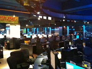 Customs seized 258 computers installed with pirated operating system software in a cyber caf&eacute;.