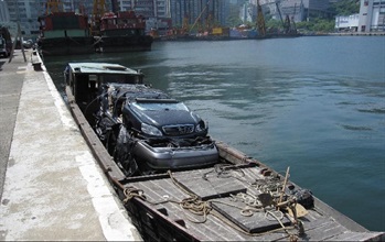 海關在扣查沙船上緝獲一批切割汽車及零件