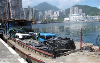 海關在扣查漁船上緝獲一批切割汽車及零件