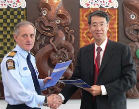 海關關長袁銘輝（右）與新西蘭海關關長Martyn Dunne今日（十月六日）在第七屆新西蘭海關與香港海關合作會議上交換簽訂的聯合公告。