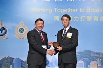 Mr Yuen, on behalf of the Customs and Excise department, presents a souvenir to Mr Khoo(left) .