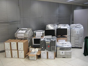 海關檢獲一批香港考試及評核局往年考試題目的懷疑侵權複印本、輔助教學光碟，以及一批用作複印侵權作品的電腦、影印機和釘裝工具。