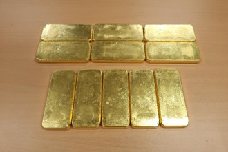 Hong Kong Customs yesterday (December 10) seized 11 pieces of suspected smuggled gold weighing about 11 kilograms in total with an estimated market value of about $3.4 million from an incoming private car and the driver at Lok Ma Chau Control Point.