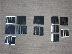 Hong Kong Customs yesterday (December 11) seized 43 suspected smuggled smartphones and about 5.8 kilograms of suspected smuggled agate with a total estimated market value of about $830,000 at Sha Tau Kok Control Point and Lok Ma Chau Control Point. Photo shows the suspected smuggled smartphones seized.