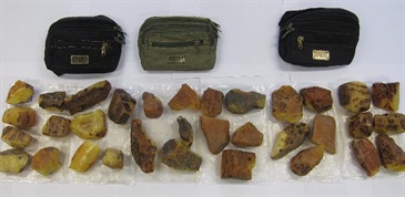 Hong Kong Customs yesterday (December 11) seized 43 suspected smuggled smartphones and about 5.8 kilograms of suspected smuggled agate with a total estimated market value of about $830,000 at Sha Tau Kok Control Point and Lok Ma Chau Control Point. Photo shows some of the suspected smuggled agate seized.
