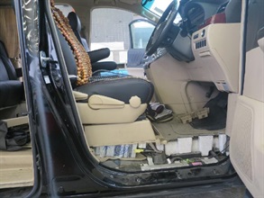 Customs found 163 new smartphones underneath the driver's seat of a 7-seat private car in a suspected smuggling case yesterday (September 24).