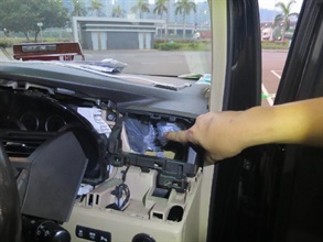 另外75部全新智能电话收藏于涉案七人私家车的仪表板内。