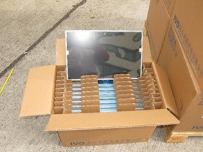 部分被海关人员检获的电脑液晶显示屏幕。