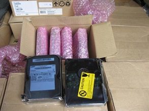 部分被海关人员检获的电脑硬碟。