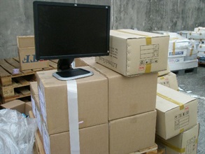 部分被海关人员检获的电脑液晶显示屏幕。