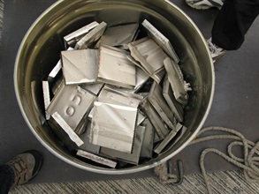 部分被海关人员检获的金属镍。