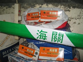 藏海关人员在单位内搜获的伪冒「片仔癀」。