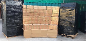 香港海关今日（十一月二十一日）在大埔检获约一千一百四十万支怀疑私烟，估计市值约三千一百万元，应课税值约二千一百万元。这是海关过去三年破获最大宗的私烟案件。