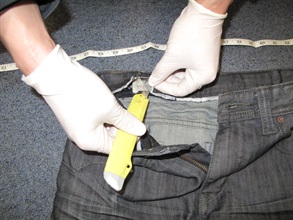 于被捕的男子所穿的牛仔裤之腰围暗格发现的可卡因。