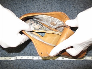 于被捕的男子所穿的皮鞋暗格发现的可卡因。