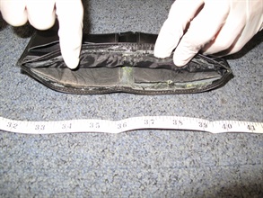 于被捕的男子所带的银包暗格发现的可卡因。