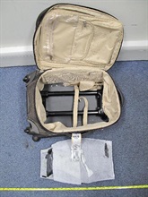 海關於行李夾層內搜出約一點六公斤海洛英，市值約港幣一百八十萬元。