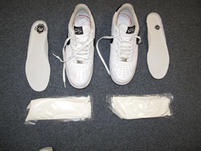 收藏于鞋底内之「K仔」。