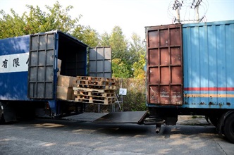 海關今日（一月十七日）在上水古洞截獲一輛貨車，當時有人正將私煙搬上另一輛貨車。圖示該兩輛涉案的貨車。