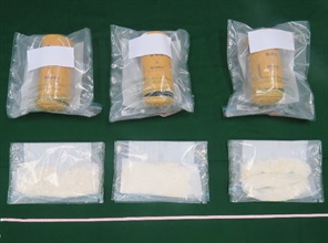 香港海關十一月二十六日在落馬洲管制站檢獲約一點五公斤懷疑可卡因，估計市值約一百九十萬元。圖示檢獲的懷疑可卡因及用作收藏毒品的金屬油隔。