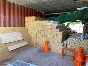 Hong Kong Customs yesterday (November 29) conducted an operation against the sale of counterfeit corner strips and seized about 115 000 suspected counterfeit items with an estimated market value of about $1 million. Photo shows the suspected counterfeit corner strips seized.