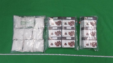 香港海關十一月二十八日在香港國際機場檢獲共約四公斤懷疑氯胺酮，估計市值約二百七十萬元。圖示部分檢獲藏於九個巧克力包裝盒內的懷疑氯胺酮。