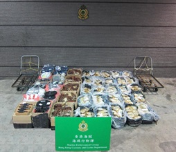 香港海關昨日（十二月十二日）在流浮山偵破一宗涉嫌利用機動舢舨的走私案件，檢獲一批懷疑走私貨物，包括電腦記憶體、電子零件、海鮮及軍刀，估計市值約四百萬元。