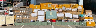 香港海關十二月十三日在文錦渡管制站檢獲約三萬六千件懷疑冒牌及走私貨物，估計市值約一百二十萬元。