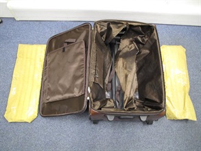 海关在机场检获共重四点二公斤可卡因毒品，市值约港币三百七十万元。