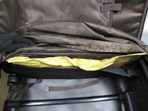 海關人員於疑犯行李夾層內檢獲可卡因毒品。