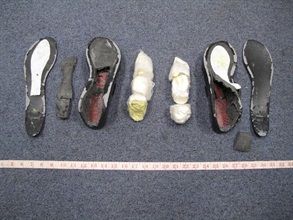 海洛英被收藏在鞋子暗格內。