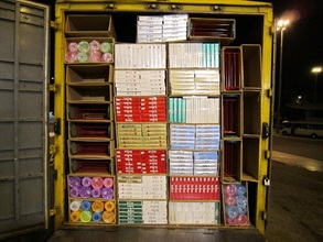 海關在文錦渡管制站從一輛入境貨車上緝獲221萬元未完稅香煙，香煙以雜貨作掩飾。